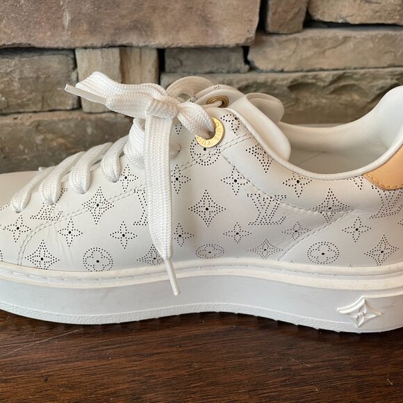 Louis Vuitton Time Out sneakers in white leather with a debossed Monogram patter - Picture 2 of 8